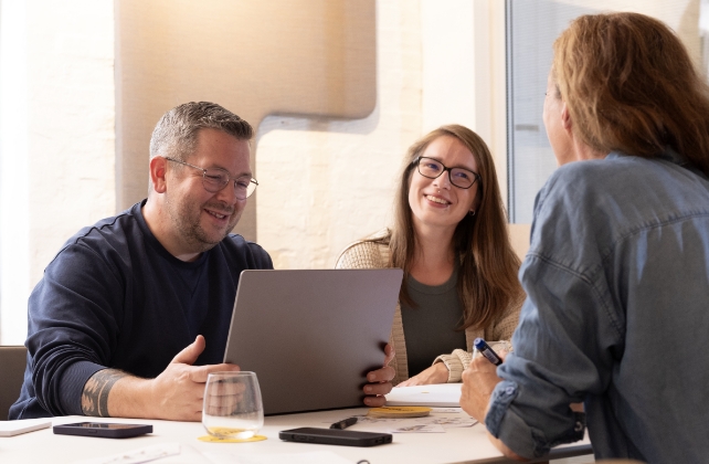 Moderner Besprechungsraum mit Akustikpaneel